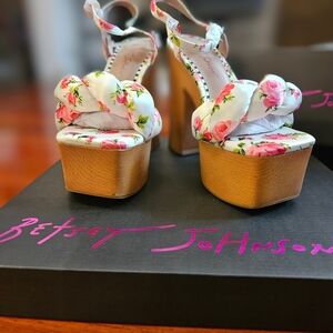 Betsey Johnson White & Pink Mandee Platform Heel Sandals Women’s Size 7. New!